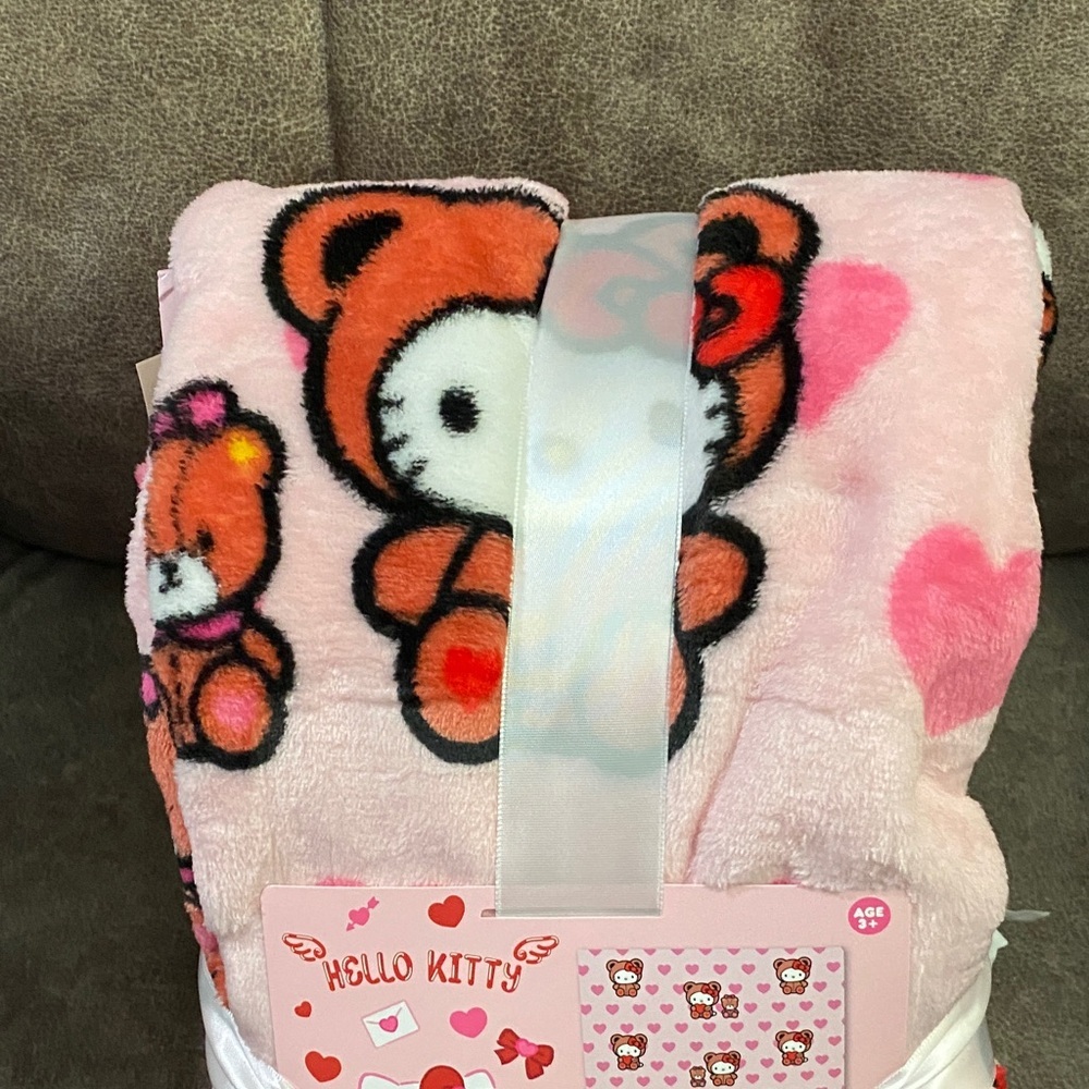☀️Hello Kitty Plush Pillow & Throw Set in Pink, White, Red - Picture 2 of 3